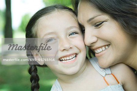 Mädchen und Mutter, lachen, close-up