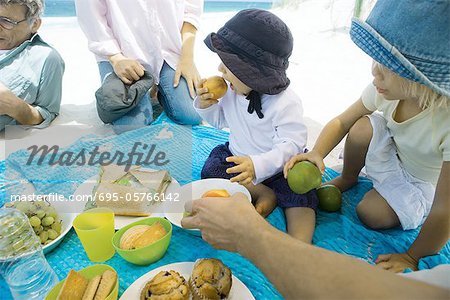 Familie mit Picknick am Strand