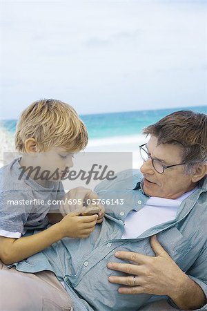 Mit Picknick am Strand, im Gespräch mit Großvater junge Familie