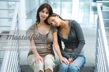 Mère avec sa fille adolescente se reposer la tête sur son épaule
