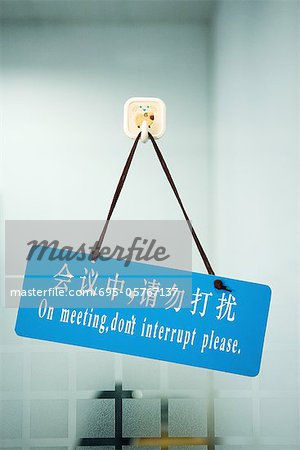 Zweisprachiges Schild an der ""Tür Aussage treffen, bitte, Chinesisches Schriftzeichen und Englisch unterbrechen nicht""
