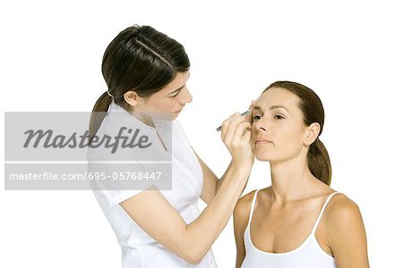 Frau, die Augenbrauen gezupft, Stirnrunzeln