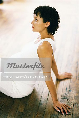 Femme enceinte faisant respirer excercise étage