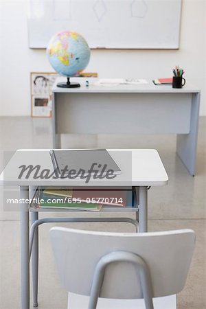 École Bureau et une chaise dans la salle de classe