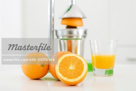 Fabrication de jus d'orange fraîchement pressé