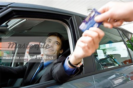 Client en volant les carte de crédit remise au greffier de la fenêtre de départ
