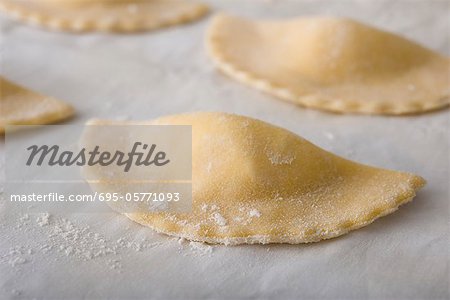 Frische hausgemachte Mezzaluna ravioli