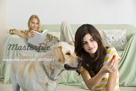 Teenager-Mädchen Hund Hundekuchen anzubieten