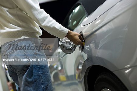 Pilote d'ouverture réservoir d'essence pour faire le plein à une station-service