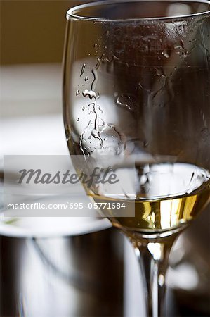 Larmes de vin sur le verre de vin blanc