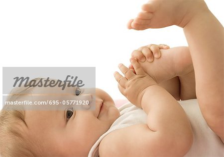 Baby spielt mit Fuß