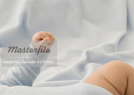 Bras et la jambe du bébé