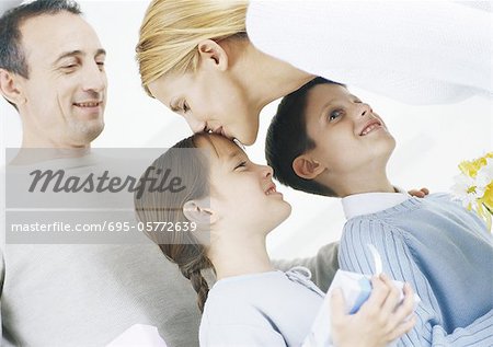 Scène de famille, mère embrasser la fille sur la tête