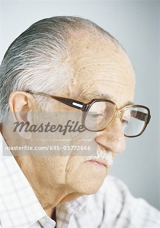 Vieil homme portant des lunettes