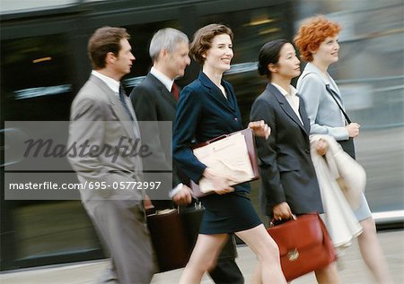 Groupe de gens d'affaires à pied, floue