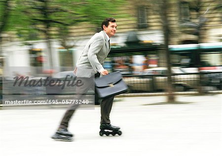 Kaufmann Rollerblading im Park, verschwommen.