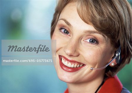 Femme portant des écouteurs, souriant à la caméra, gros plan, portrait