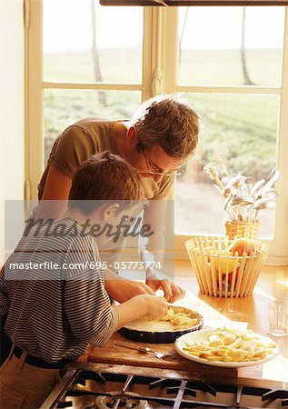 Homme et enfant faire une tarte aux pommes