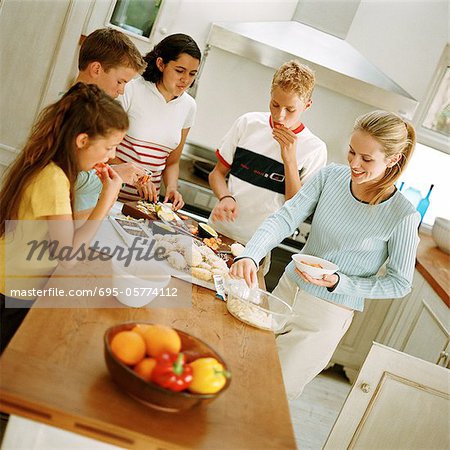 Jeunes collations autour de la table dans la cuisine