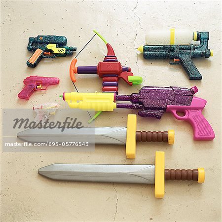 Enfants jouets épées et pistolets