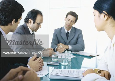 Geschäftsleute sitzen am Tisch treffen