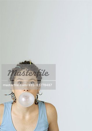 Bubble bubble gum gonflant de jeune femme, portrait