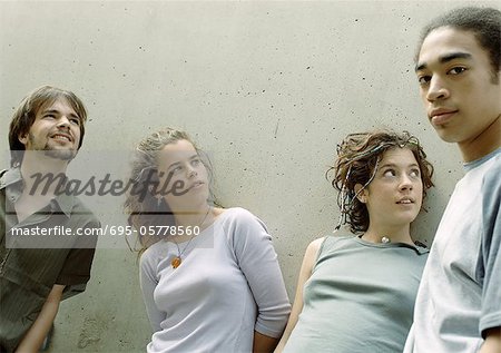 Quatre jeunes amis à mur