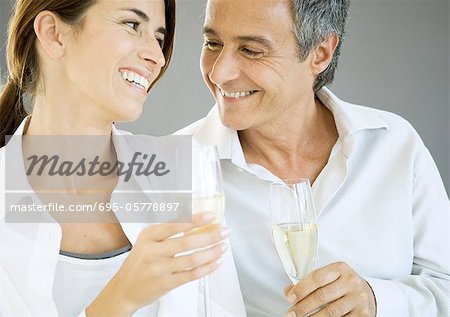 Couple tenant des flûtes à champagne