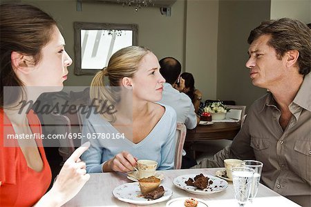 Amis ayant des discussion au café