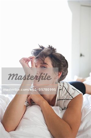 Frau liegend auf dem Bett