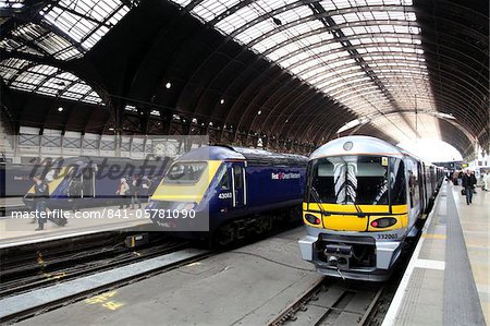 Locomotives à London Paddington station, Londres, Royaume-Uni, Europe