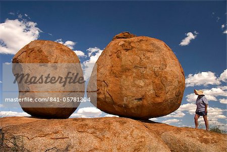 Marbles de Devil's, le résultat de l'altération sphéroïdal de granit solide sous un sol ancien, Tennant Creek, territoire du Nord, Australie, Pacifique Marbles de Devil's, le résultat de l'altération sphéroïdal de granit solide sous un sol ancien, Tennant Creek, territoire du Nord, Australie, Pacifique