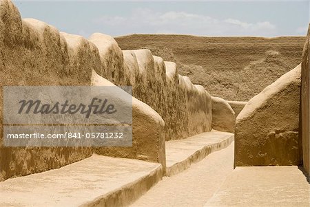 Restauration des ruines de Chan Chan, la capitale de Chimu de 1300AD, patrimoine mondial UNESCO, près de Trujillo, au Pérou, en Amérique du Sud