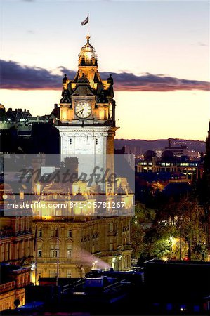 Blick von Edinburgh in der Nacht vom Calton Hill mit Flutlicht Balmoral Hotel, Edinburgh, Lothian, Schottland, Vereinigtes Königreich, Europa