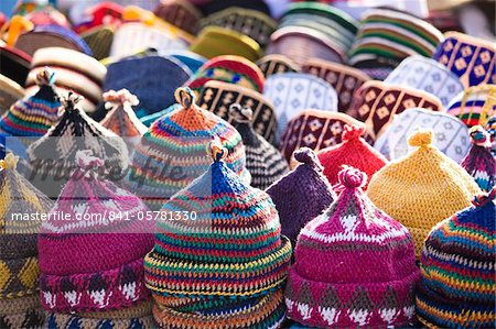 Affichage des chapeaux faits à la main pour la vente au marché sur la place de Rahba Kedima dans les souks de Marrakech, au Maroc, en Afrique du Nord, Afrique