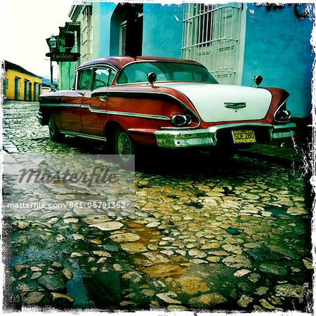 Vieille voiture américaine stationnée dans une rue pavée dans la ville de Trinidad, Cuba, Antilles, Amérique centrale