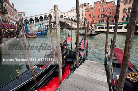 Gondoles line du Grand Canal, à côté du pont du Rialto, Venise, patrimoine mondial de l'UNESCO, Veneto, Italie, Europe