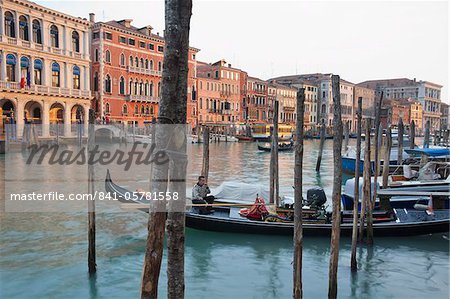 Soirée lumière brille sur bâtiment bordant le Grand Canal par le pont du Rialto, Venise, patrimoine mondial de l'UNESCO, Veneto, Italie, Europe