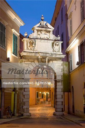 L'arc Balbi et piétonne Grisia éclairé à la tombée de la nuit, Rovinj (Rovigno), Istrie, Croatie, Europe