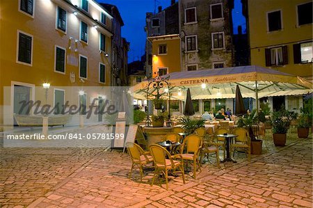 Terrasse de trattoria attrayant dans la vieille ville à la nuit tombante, Rovinj (Rovigno), Istrie, Croatie, Europe