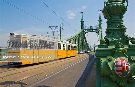Jaune de tramway sur le pont de la liberté (Szabadsag hid), sur le Danube rveur, rue Vamhaz Korut, Budapest, Hongrie, Europe