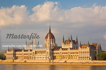 The neo-gothic Hungarian Parliament building, designed by Imre Steindl, across the River Danube, UNESCO World Heritage Site, Budapest, Hungary, Europe