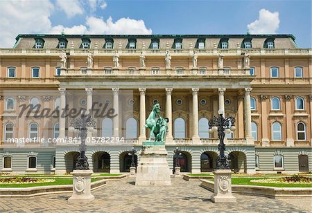 Entrée arrière de la Galerie nationale hongroise avec statue équestre, Budapest, Hongrie, Europe