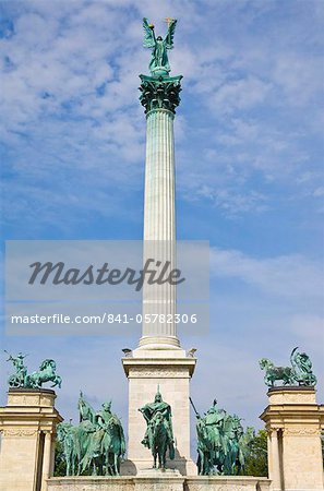 Le monument du millénaire, avec l'Archange Gabriel sur le dessus, place des héros (Hosok ter), Budapest, Hongrie, Europe