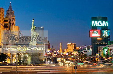 New York-hôtel New York avec des montagnes russes et des sentiers de lumière dans la nuit de la circulation à l'intersection de The Strip, Las Vegas Boulevard South et West Tropicana Avenue, Las Vegas, Nevada, États-Unis d'Amérique, Amérique du Nord
