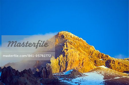 Nuage soufflant au sommet de l'Aconcagua 6962m, culminant dans les Andes en Amérique du Sud, le Parc Provincial Aconcagua, montagnes, Argentine, Amérique du Sud