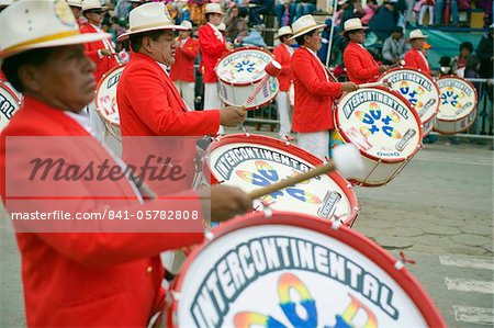 Musiciens jouant de la batterie au carnaval d'Oruro, Oruro, en Bolivie, en Amérique du Sud