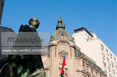 Statue de Salvador Allende à la Plaza de la Constitution, Santiago du Chili en Amérique du Sud Statue de Salvador Allende à la Plaza de la Constitution, Santiago du Chili en Amérique du Sud