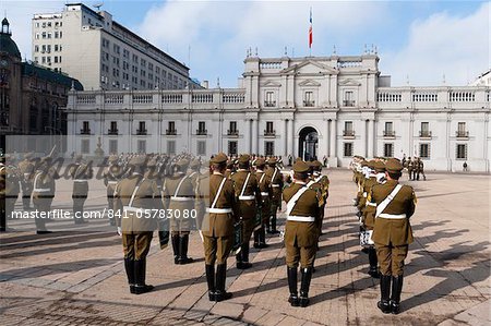 Relève de la garde au Palacio de la Moneda, Santiago, Chili, Amérique du Sud