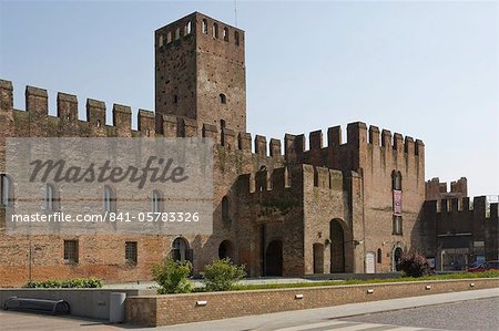 Das befestigte Tor in den Mauern der mittelalterlichen Stadt von Montagnana, Veneto, Italien, Europa